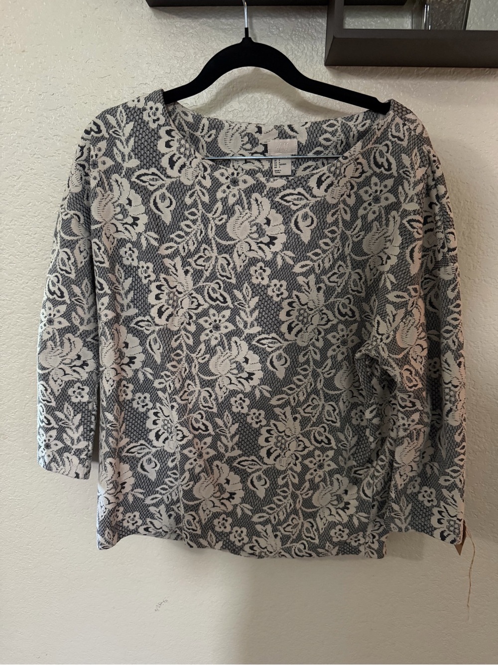 H&M Gray and Cream Floral Scoop-Neck Knit Tunic
